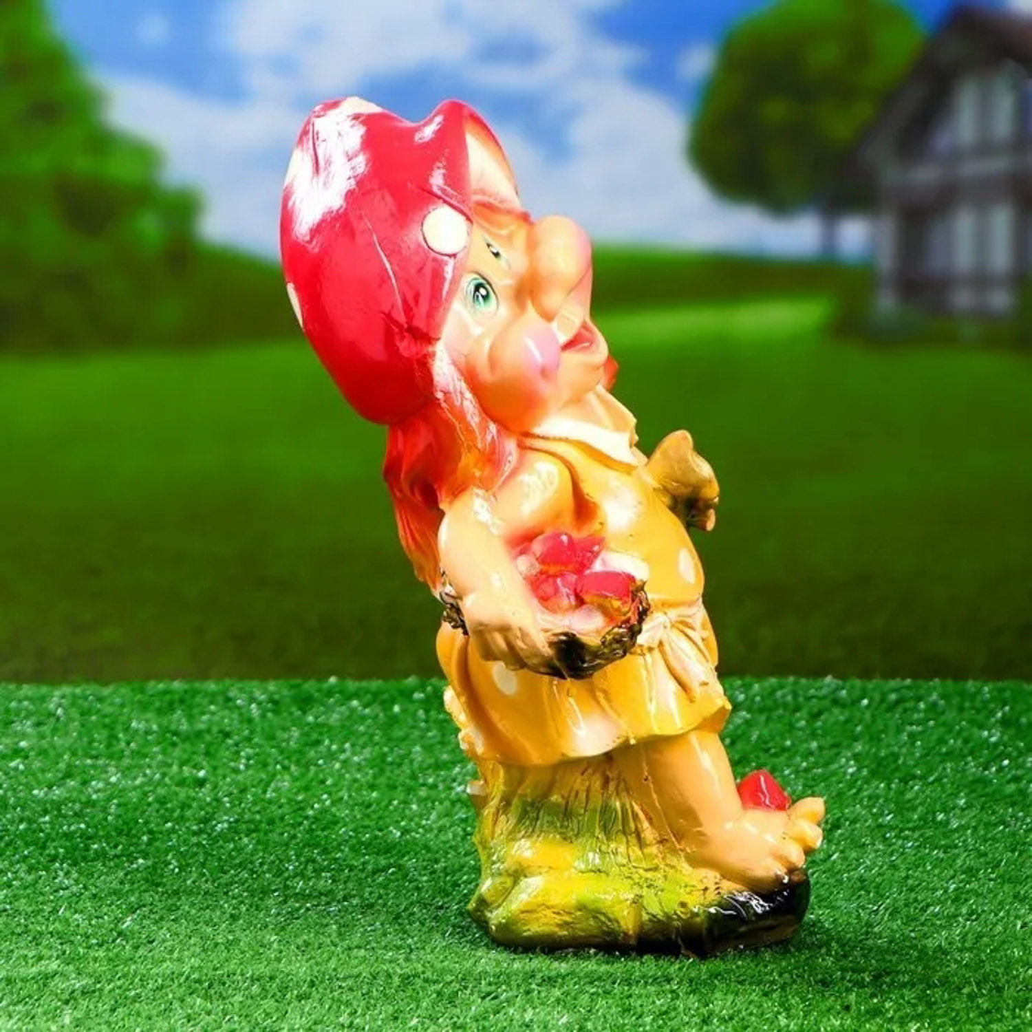 Садовая фигура "Гномиха с мухоморами и лопатой" 34х19см   3467701