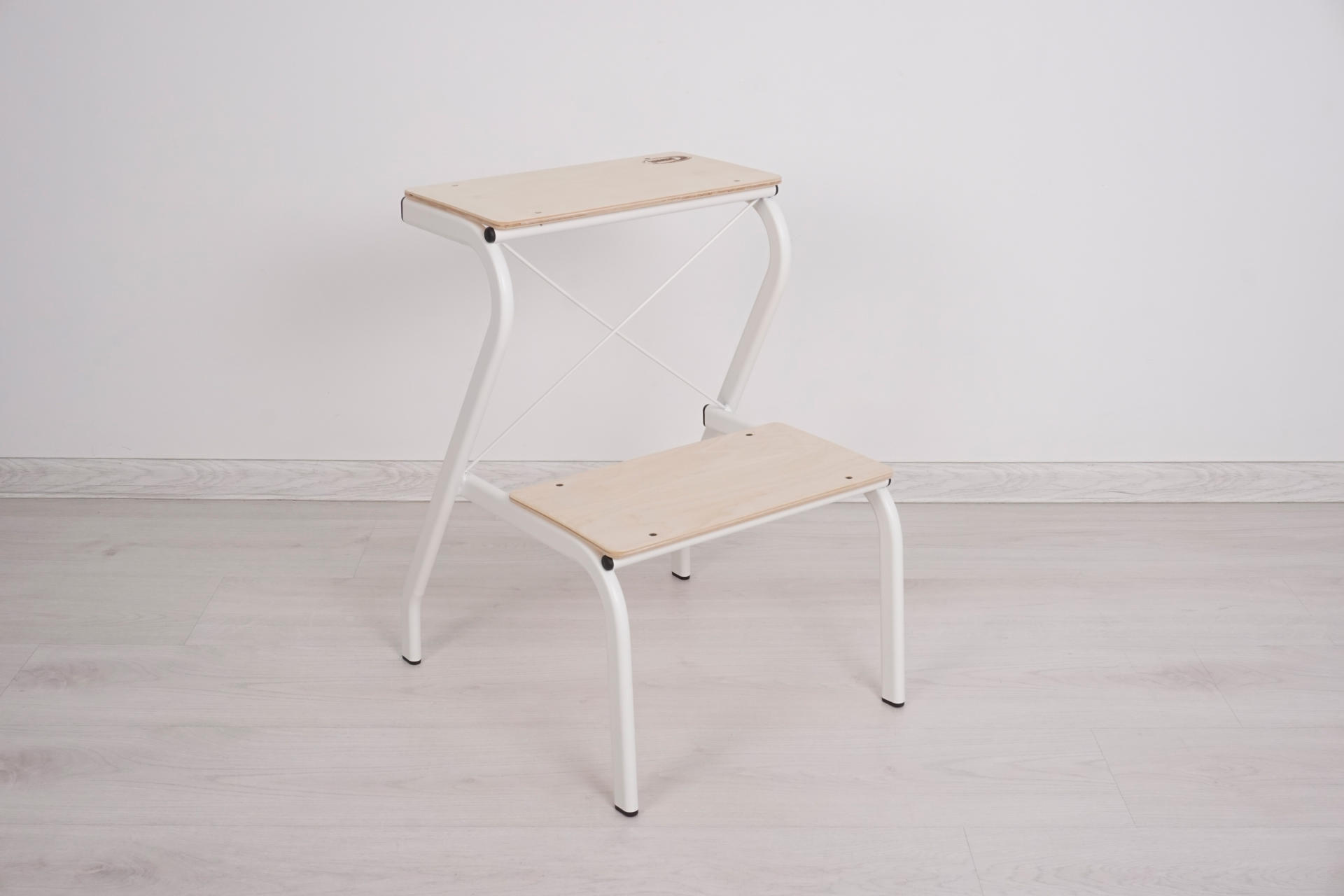 Табурет-Стремянка металл./дерев.сиденье-ступени, выс.565мм ножки Белый ТС 277 Б ("ЗМИ") *1