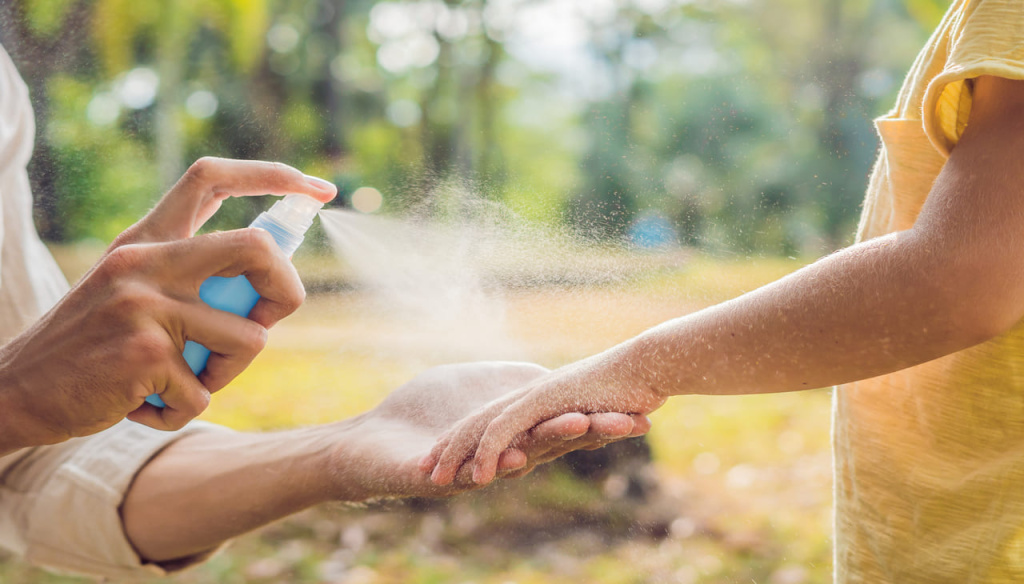 papa-i-syn-ispol-zuut-sprei-ot-komarov-raspylaut-sredstvo-ot-nasekomyh-na-koze-na-otkrytom-vozduhe (1).jpg